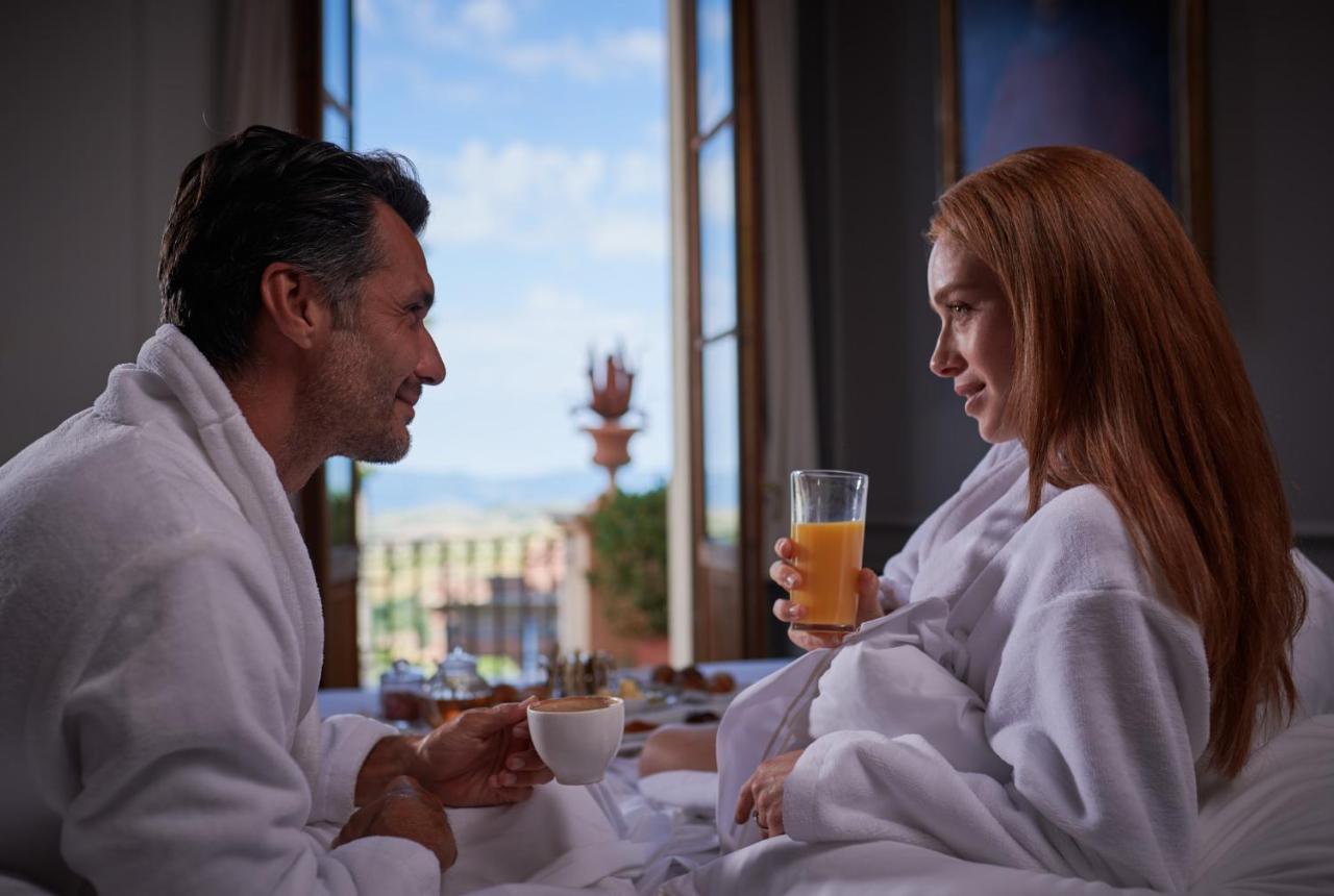 Fonteverde Lifestyle & Thermal Retreat - The Leading Hotels Of The World Сан-Кашано-дей-Баньй Экстерьер фото A couple wearing bathrobes